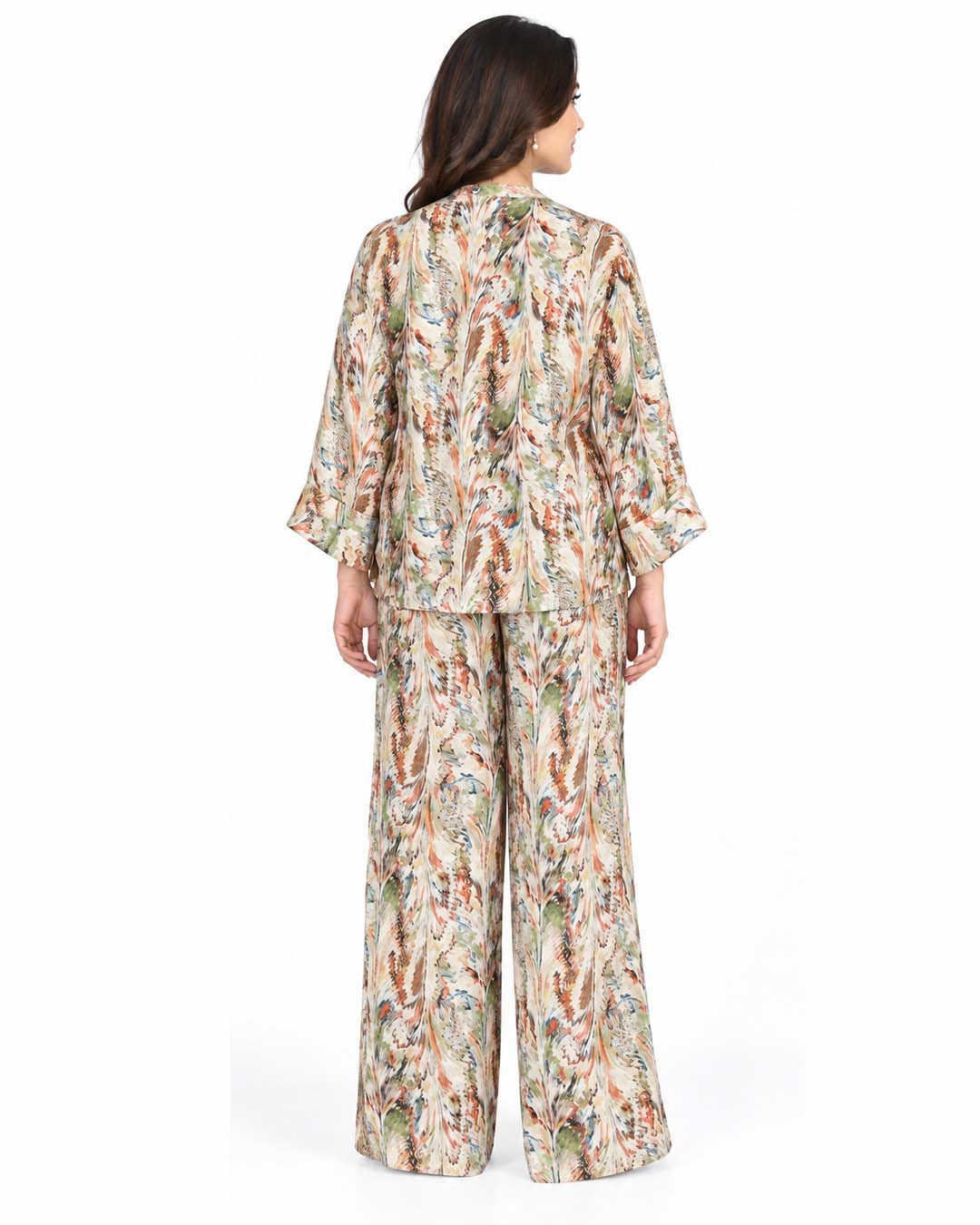 Back view of the L’Artiste modest two-piece set showing the multicolour print, loose shirt and wide-leg trousers.